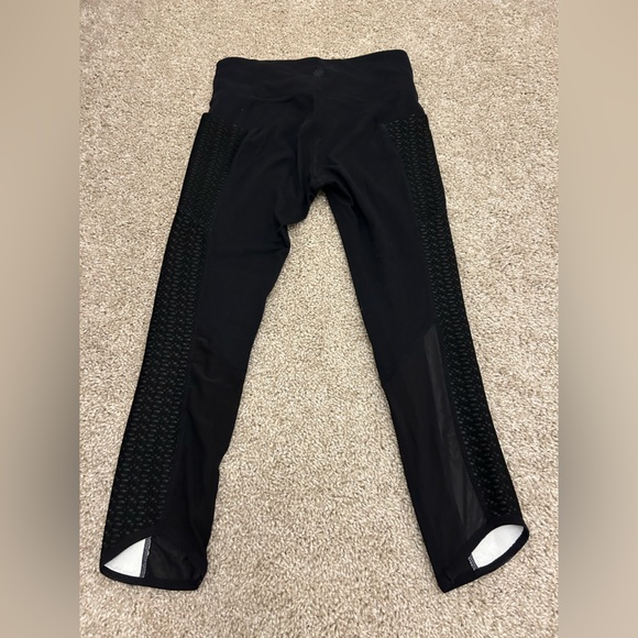 Athleta Black Capri Leggings Stash Pocket Textured Side Mesh Size Small - Picture 7 of 10